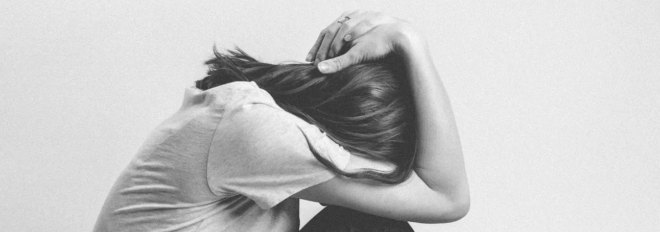 Symptoms of Anxiety During Alcohol Recovery Person experiencing symptoms of anxiety in alcohol recovery